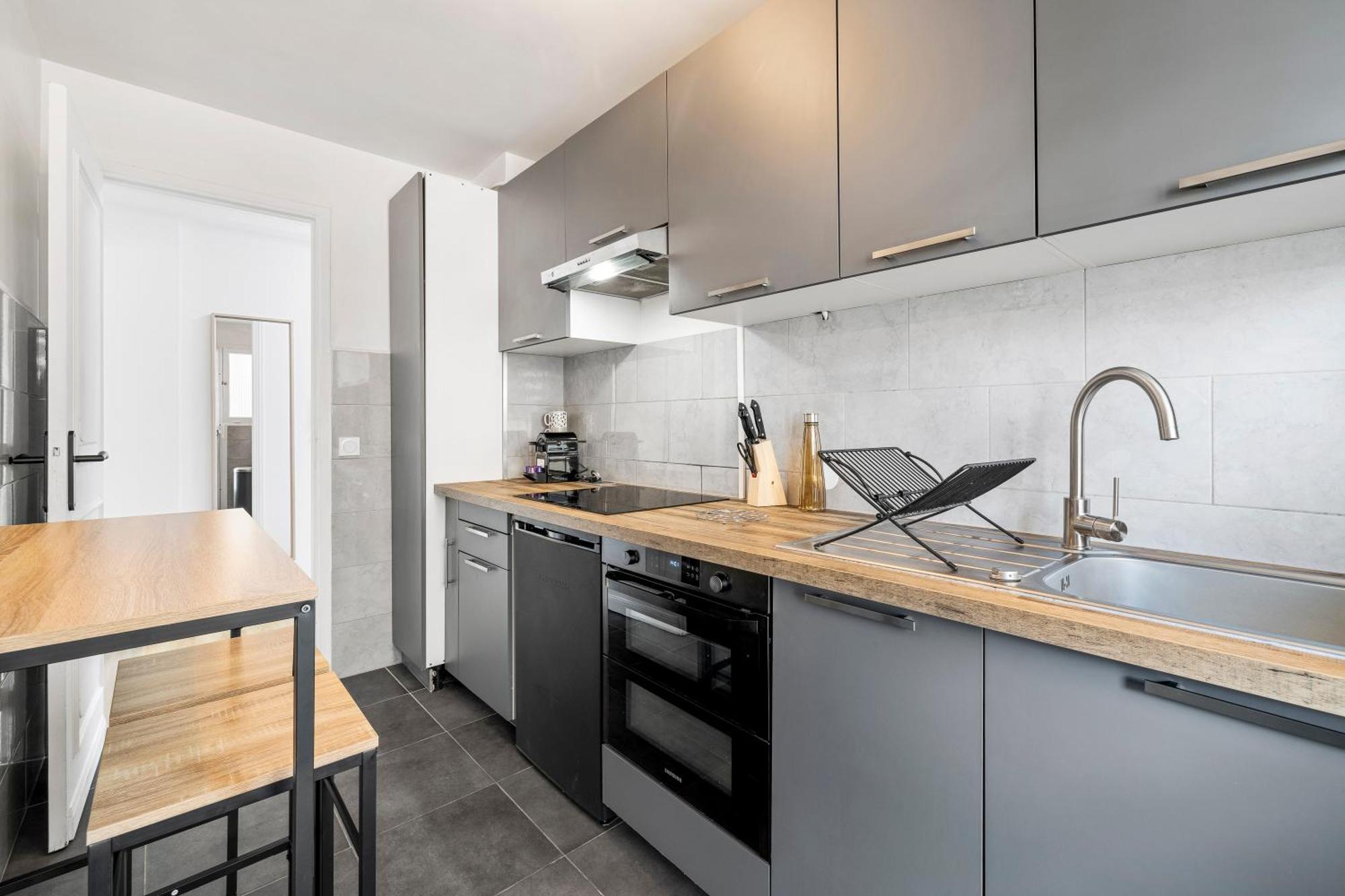 Renting - Philibert - Elegant Spacious Quiet Near The Port Free Parking Apartment